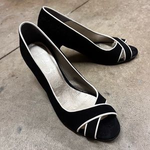 Un Deux Trois Black and White Pumps